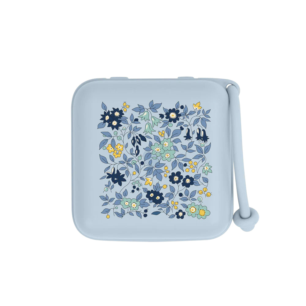 Bibs x Liberty  Pacifier Box Chamomile Lawn /Baby blue  صدريات × صندوق مصاصة ليبرتي بابونج لاون / أزرق فاتح